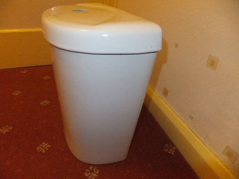 WHITE TOILET CISTERN CERAMIC TOP / CASE CLOSE COUPLED EXELLENT CONDITION