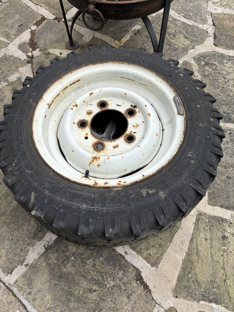 image for Land Rover tyre and wheel - ML 914  6.00 – 16 M+S