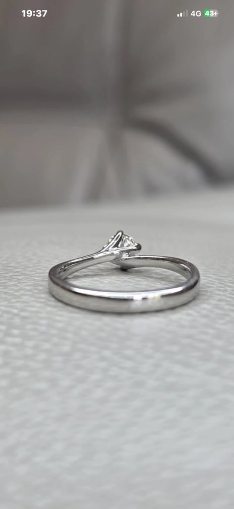 PLATINUM DIAMOND SOLITAIRE RING.