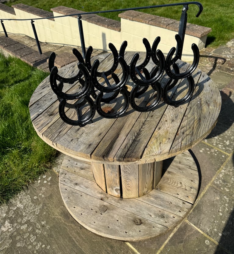 8 bottles vine rack horse shoes 
