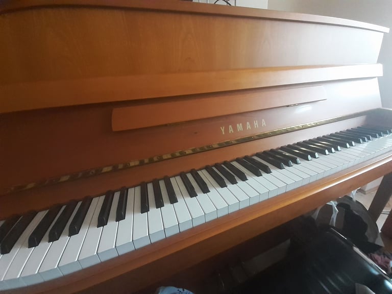 Yamaha c1996 upright Piano Satin Walnut *adjustable stool + 1st tuning* 3 pedals