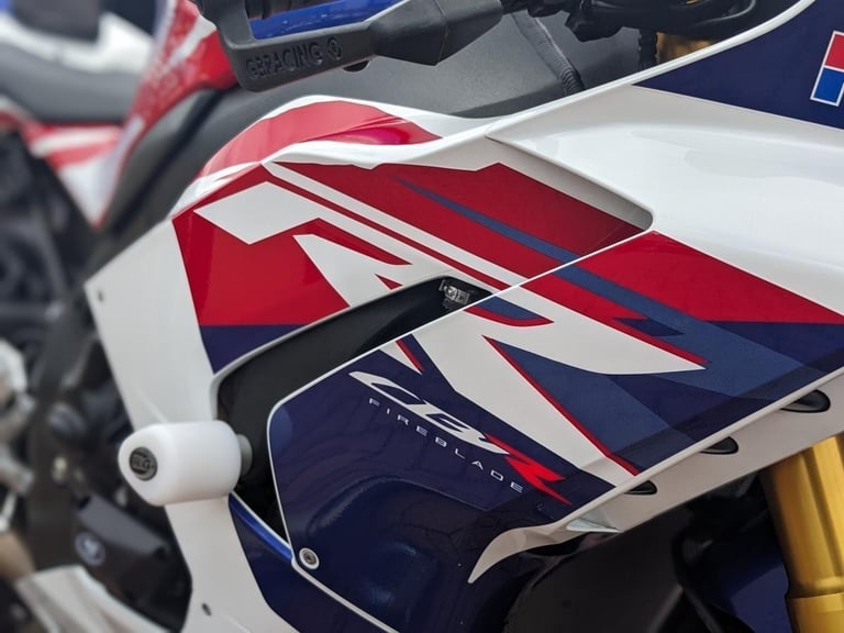 HONDA CBR1000RR-R FIREBLADE SP 30TH ANNIVERSARY 2022 - 2X AKRAPOVICS - EXTRAS