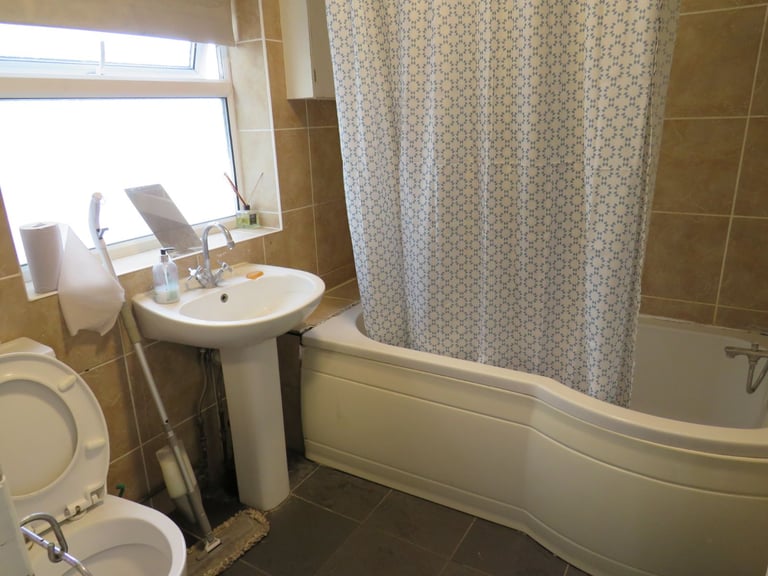 5 bedroom 3 bath house for rent in Southall UB2