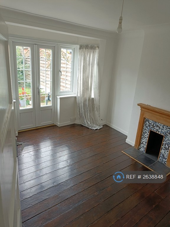 3 bedroom house in Broughton Avenue, Richmond, TW10 (3 bed) (#2638848)