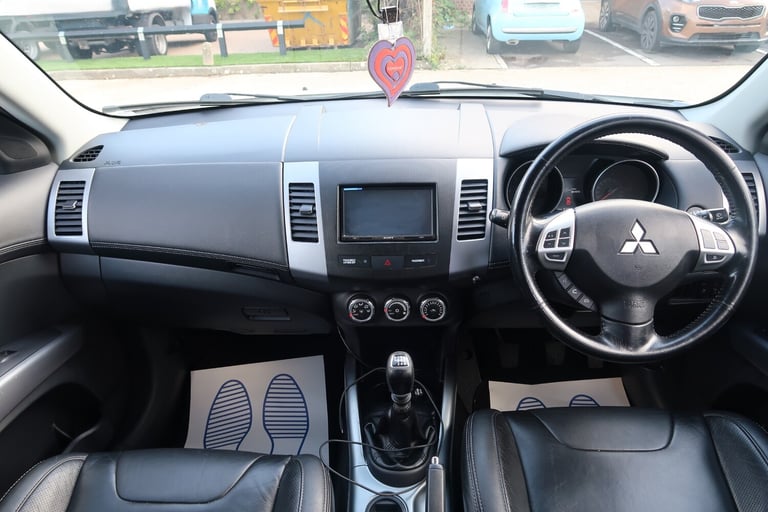 2012/12 White Mitsubishi Outlander 2.2 DI-D GX3 5dr 2WD 7 Seat