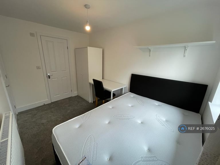 6 bedroom house in Cabell Road, Guildford, GU2 (6 bed) (#2676025)