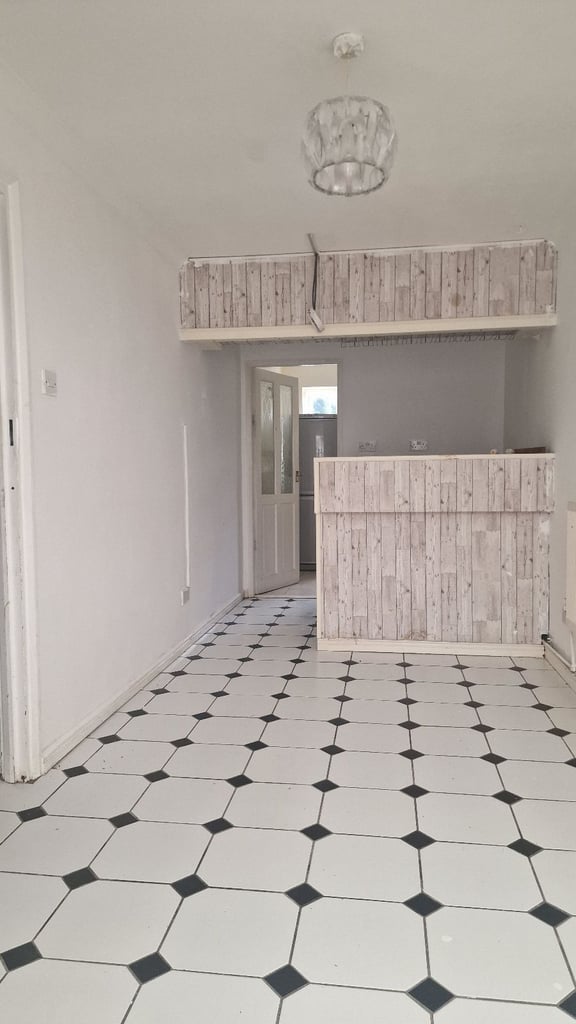 A Large 6 bedrooms, decent property for rent in Gillingham 