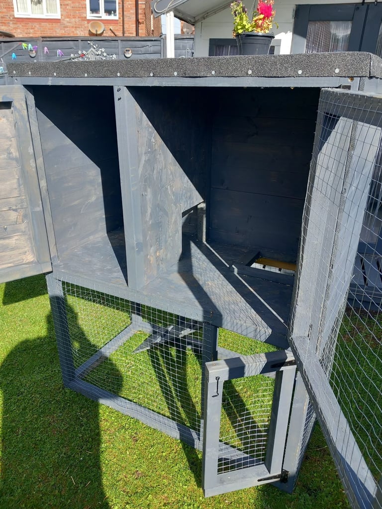 Brand new rabbit hutch with run 