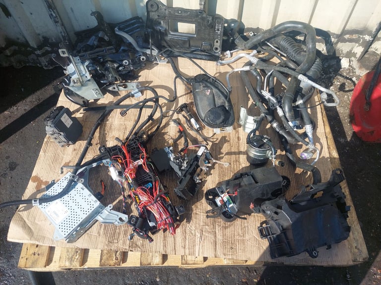 image for MERCEDES BENZ GLA CLASS 2016 SPARE BITS PARTS AND INTERIOR 