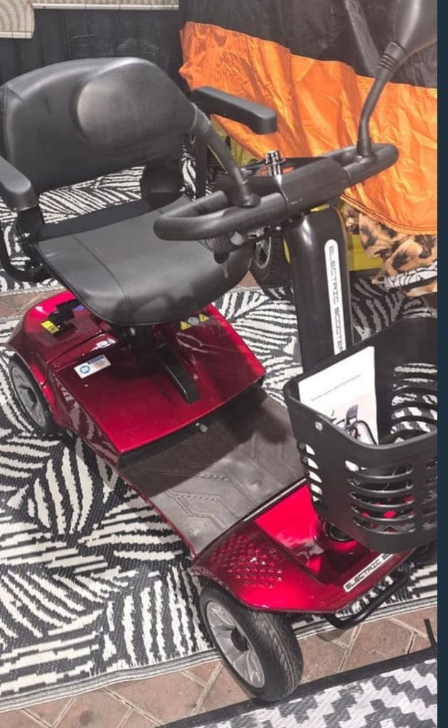 NEW SCOOTER. 5mph. 19.5St. 10mls R. Opens/Folds Carboot Mobility Scooter 