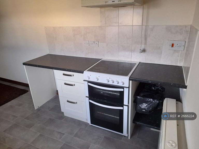 2 bedroom flat in Station Road, Littleport, Ely, CB6 (2 bed) (#2666224)