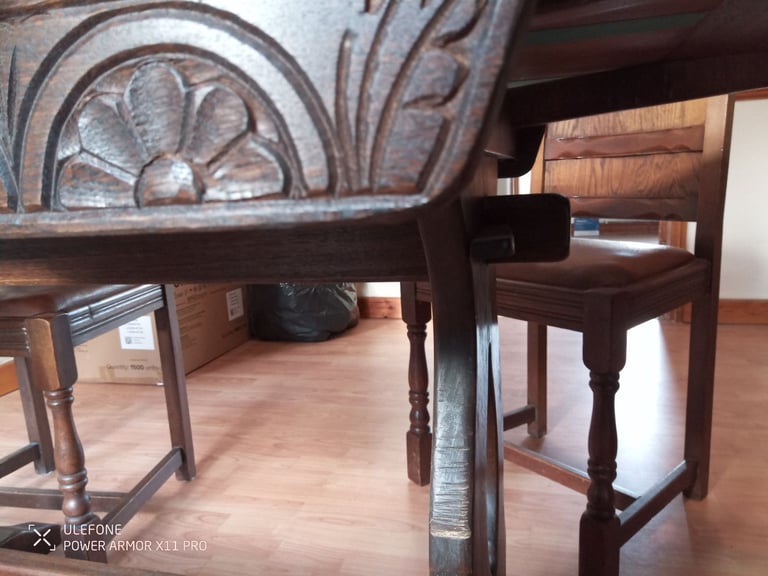 OAK DINNING TABLE