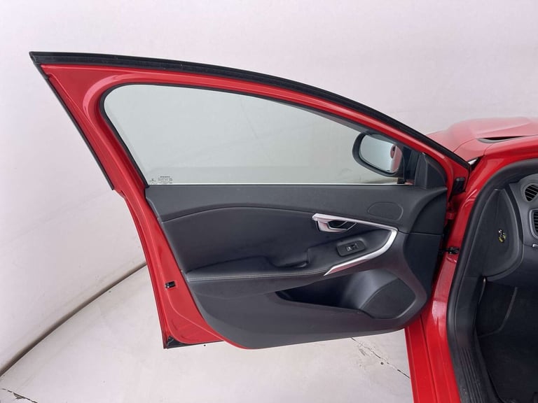 2015 Volvo V40 2.0 V40 R-Design Nav D2 5dr Hatchback Diesel Manual