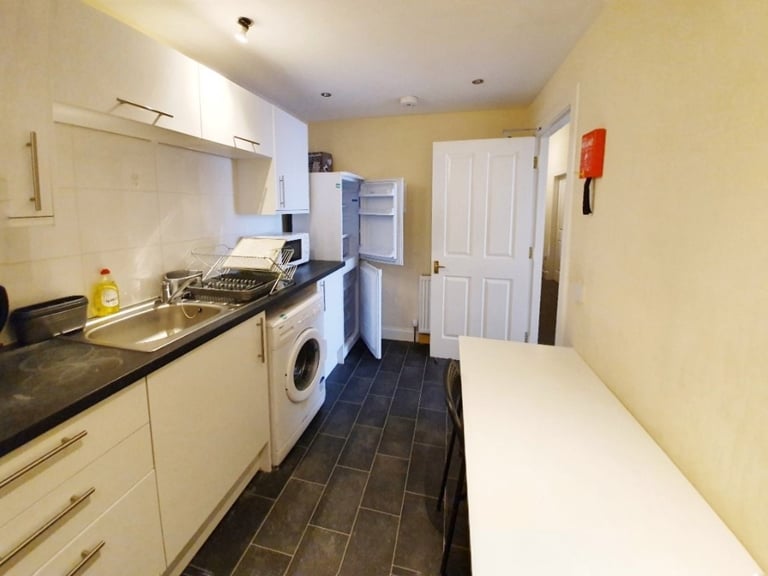 SOUTH BRIDGE HMO flat located in the heart of the city centre. WIFI