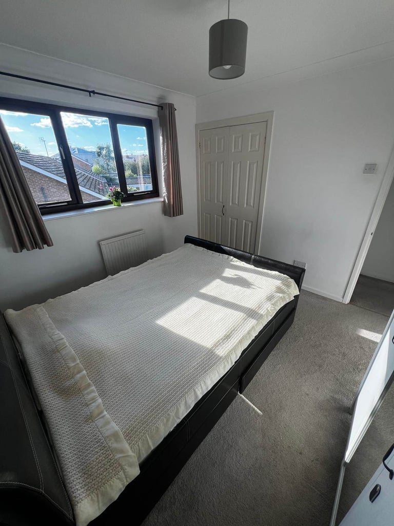 2 bed flat to let, immediately 