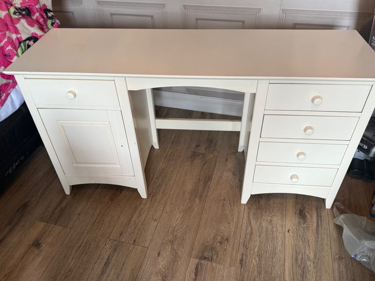 Makeup/dressing table