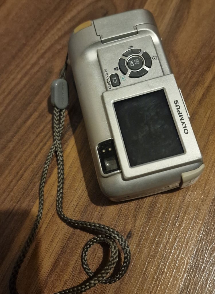 Olympus Digital Camera Camedia C-450 Zoom 4.0MP Silver - Untested