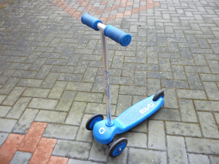 image for Beautiful quality blue three wheeler scooter for 2 to 5 years olds, can be very handy, only £10.