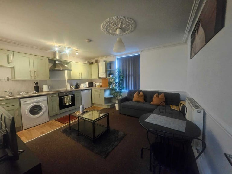 LOVELY BRIGHT 1 BED FLAT WITH SUNNY COURTYARD GARDEN Easton BS5