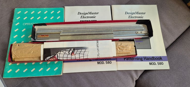 KNITMASTER 580 ELECTRONIC KNITTING MACHINE, ACCESSORIES