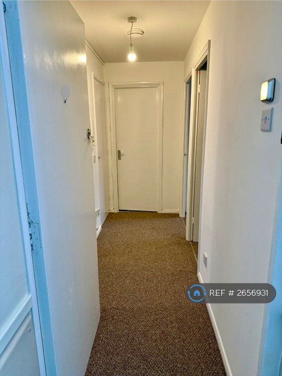 image for 2 bedroom flat in Ascot Court, Aldershot, GU11 (2 bed) (#2656931)