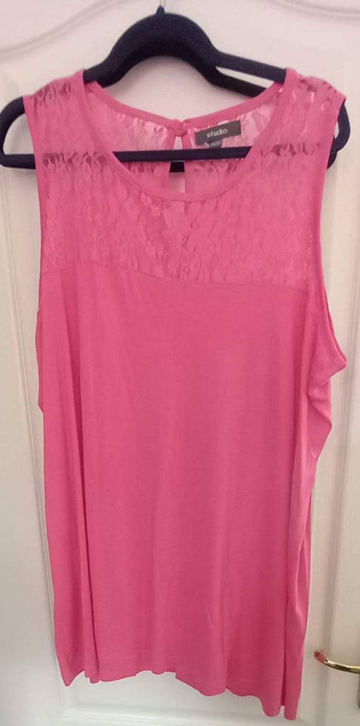 JOB LOT OF LADIES PLUS SIZE CLOTHING, MOST UNWORN.