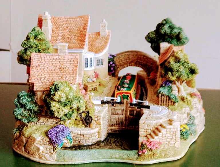 Lilliput Lane number L2560 Tranquil Waterways boxed with deeds.