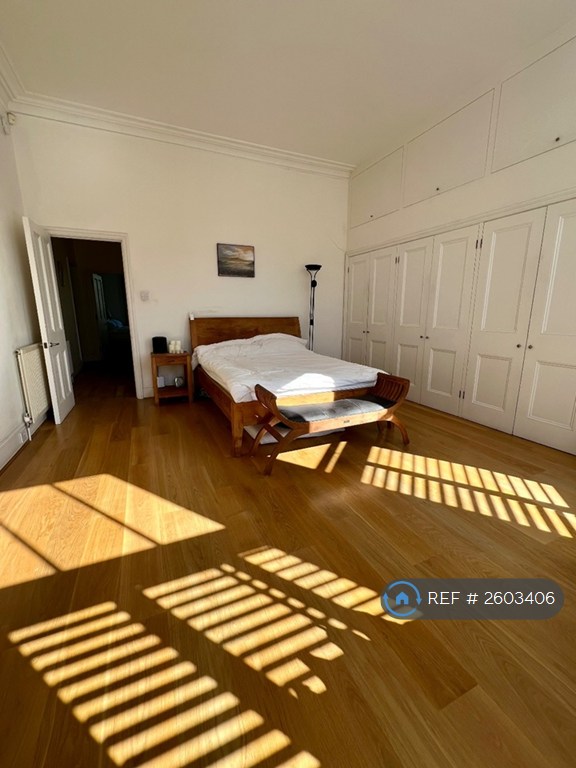 3 bedroom flat in Pembridge Square, London, W2 (3 bed) (#2603406)