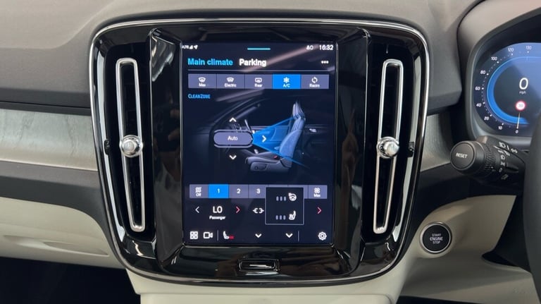 2024 Volvo XC40 Ultra, B3 Mild hybrid, Petrol, Bright (Blond Leather, Panoramic Sunroof) Estate P...