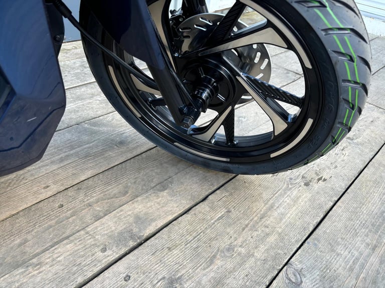 Peugeot Tweet 125 Automatic Twist and Go Scooter PCX125 NMAX