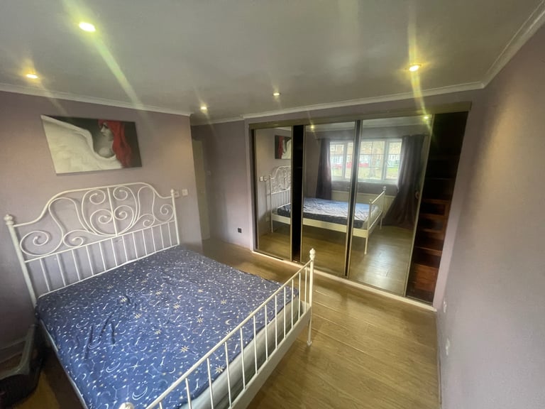 Double room available in tilgate ashdowndrive 