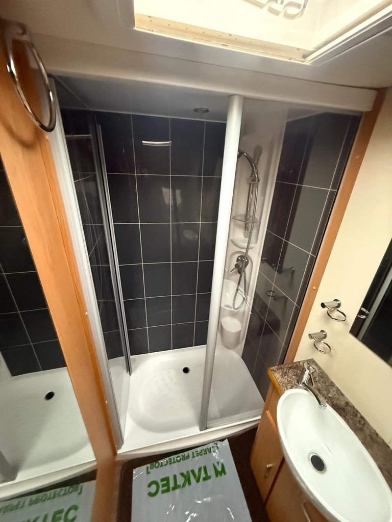 2011 Buccaneer Schooner Fixed bed end large washroom