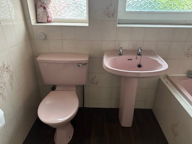 Original pink bathroom suite