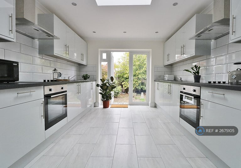 1 bedroom in The Fairway, London, W3 (#2675105)