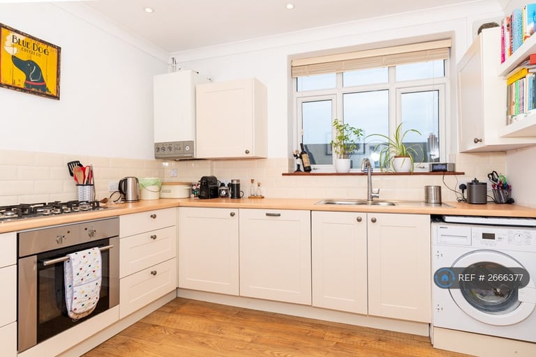 2 bedroom flat in Streatham Common, London, SW16 (2 bed) (#2666377)