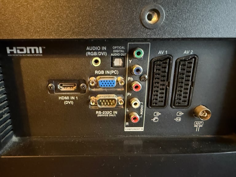 Hitachi 32” TV (32LD4550U) with remote and books