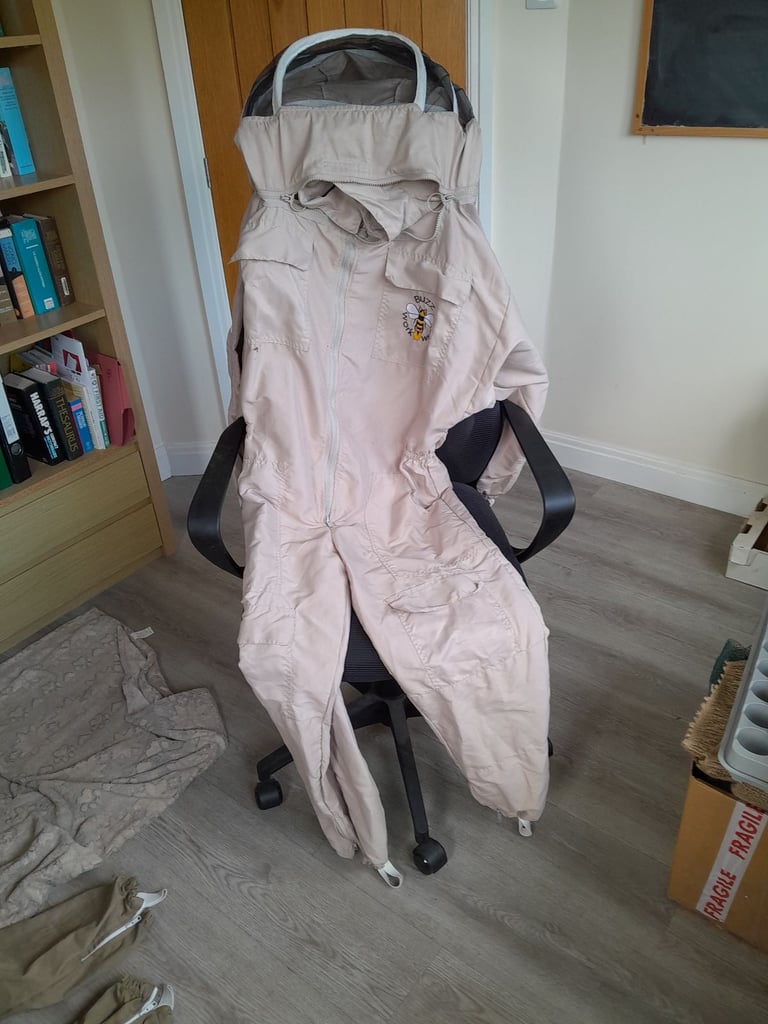 image for bee suit size S with fencing veil