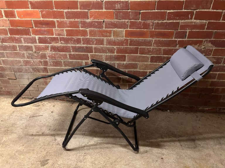 2 gravity garden chairs 