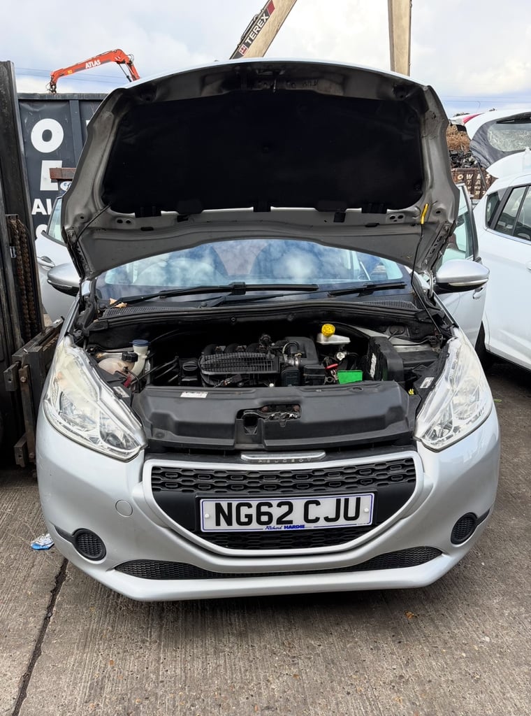 BREAKING PEUGEOT 208 CAR PARTS SPARES SILVER 