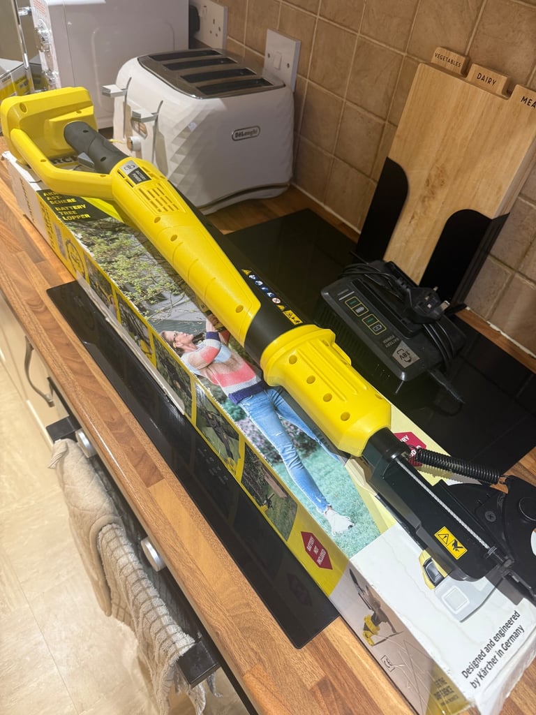 Karcher TLO Battery Tree Lopper comes with 5.0 battery & fast charger