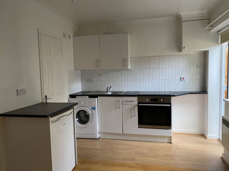 Excellent condition large ground floor Studio Flat in Winchmore Hill, N21.
