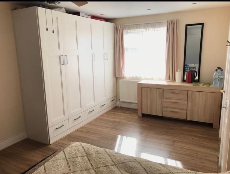 Spacious & Cosy Ensuite Room for Rent TW14 0JS 