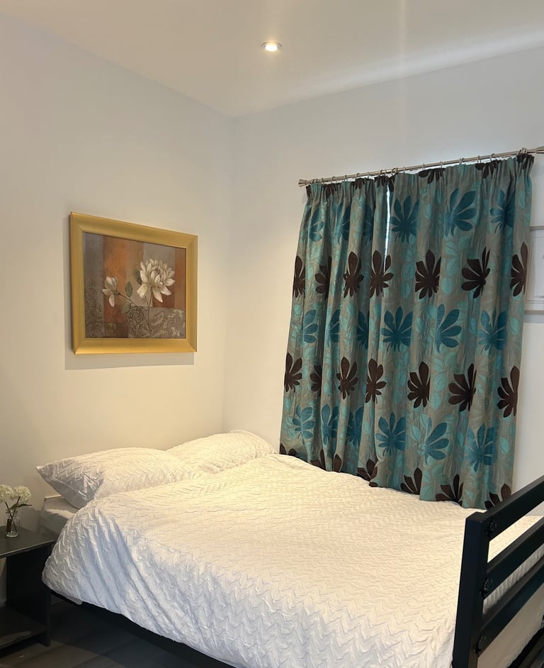 Luxurious Master BedRoom with ensuite for people in Professional occupation.