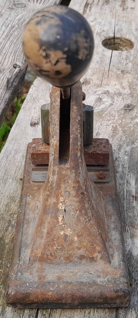 ANTIQUE CAST IRON DESK TOP EMBOSSING MACHINE