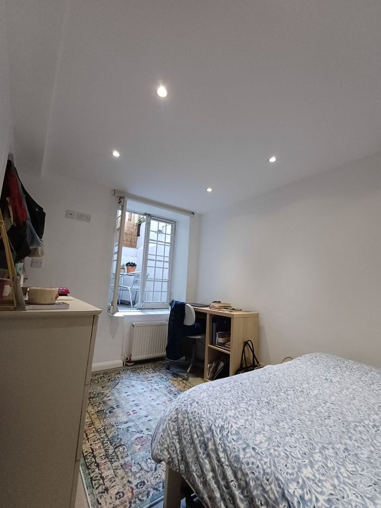 Cosy 2 En-suite Bedroom Flat with Terrace