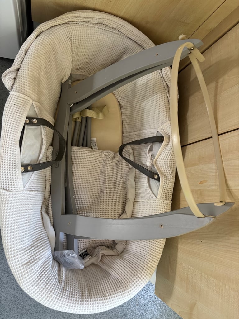 Rocking Moses basket 