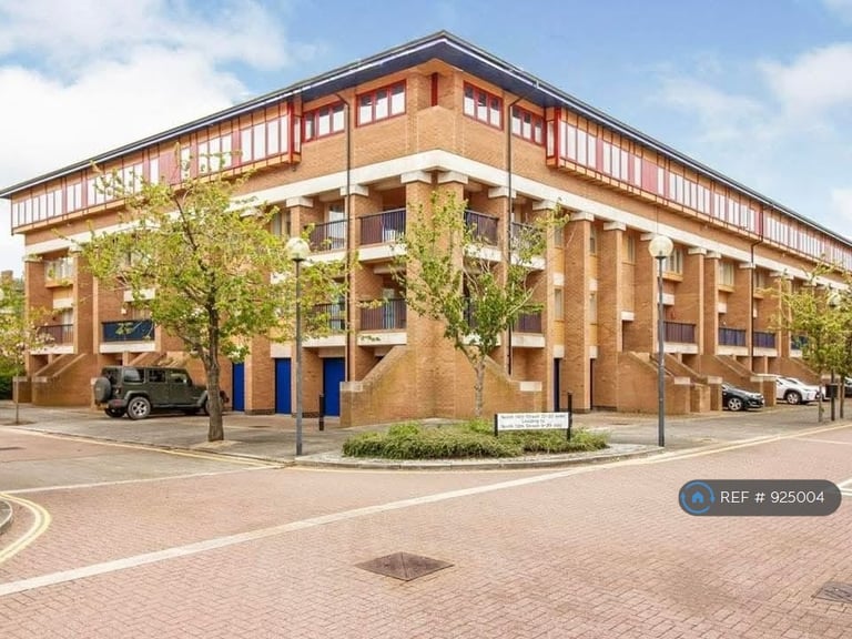 3 bedroom flat in North Thirteenth Street, Milton Keynes, MK9 (3 bed) (#925004)