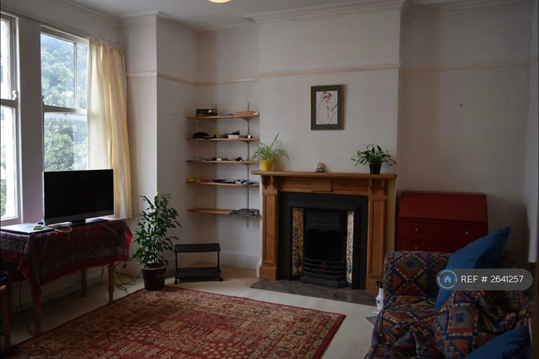 1 bedroom flat in Seymour Gardens, Twickenham Riverside, TW1 (1 bed) (#2641257)