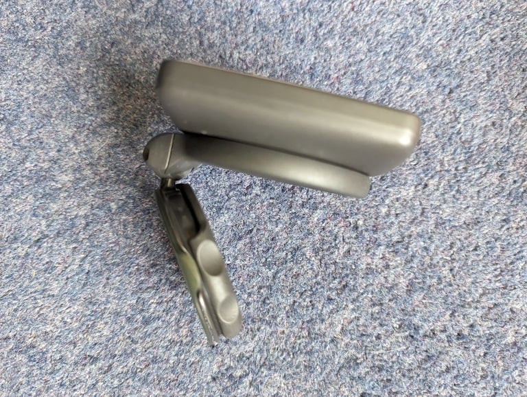 TomTom One United Kingdom - Republic of Ireland all in one with built in screen mount