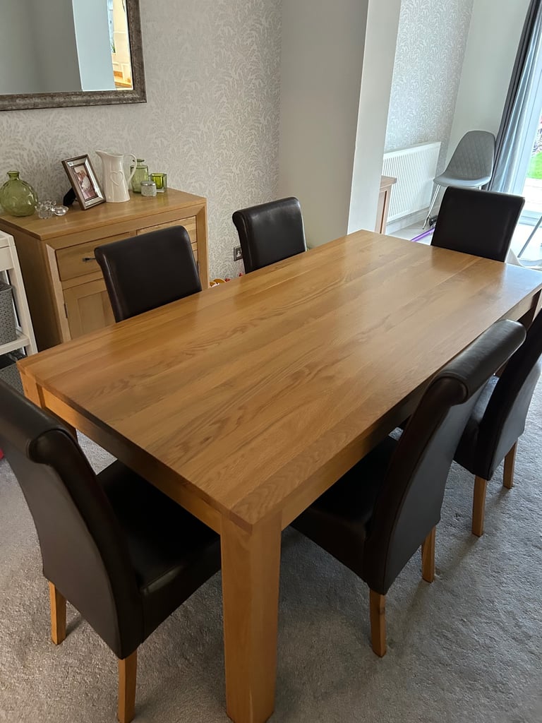 Oak furniture land dining table, 6 chairs 